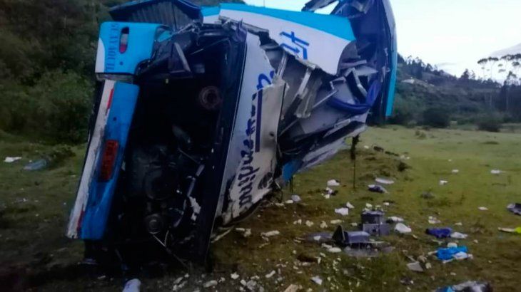 Al menos 11 muertos tras la caída de un micro al abismo