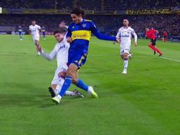 El penal que pidió todo Boca: fuerte cruce a Cavani que terminó con la media rota