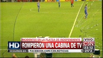 un plateista de independiente rompio una cabina de tv un plateista de independiente rompio una cabina de tv
