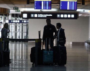 Sorpresiva medida de controladores provoca demoras y cancelaciones