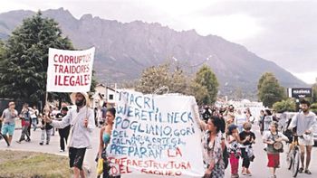 Vecinos de El Bolsón resisten la cesión de tierras Vecinos de El Bolsón resisten la cesión de tierras