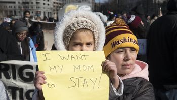 Una niña y su madre en una protesta en Washington DC Una niña y su madre en una protesta en Washington DC