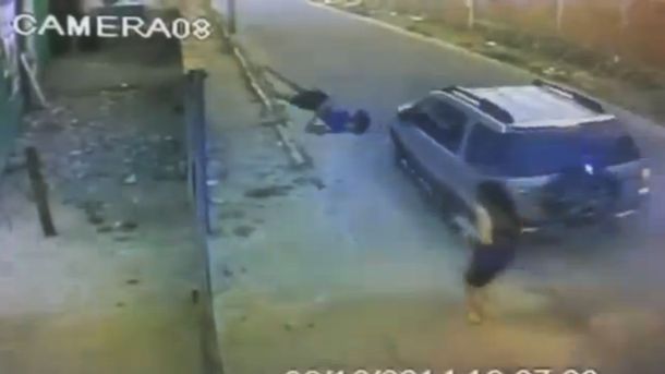 Impactante video: la atropelló un auto y sobrevivió de milagro