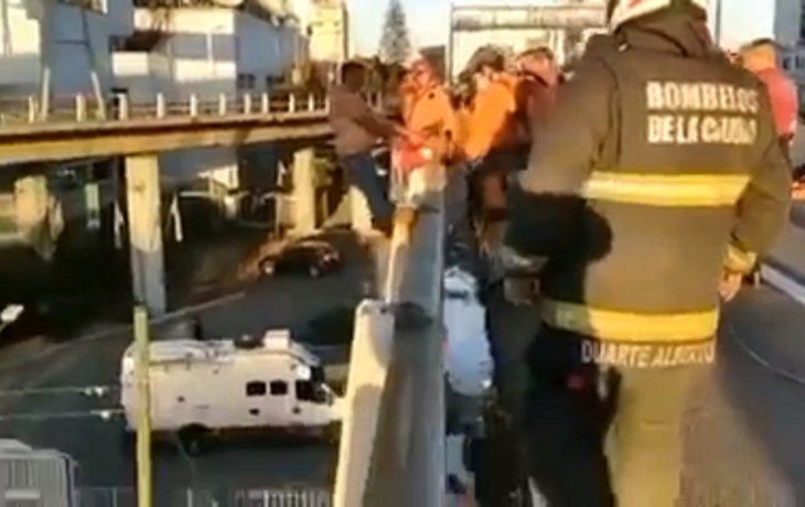 Dramático rescate de un hombre que amenazaba con arrojarse desde la autopista 25 de Mayo