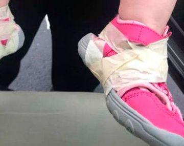 Estados Unidos: denuncian que en una guardería les pegan las zapatillas a los bebés con cinta
