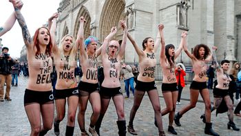 feministas festejan en topless la renuncia de benedicto xvi feministas festejan en topless la renuncia de benedicto xvi