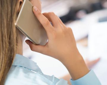 Llamó por teléfono para reclamar el pago de una deuda y fue sorprendida por su propia voz