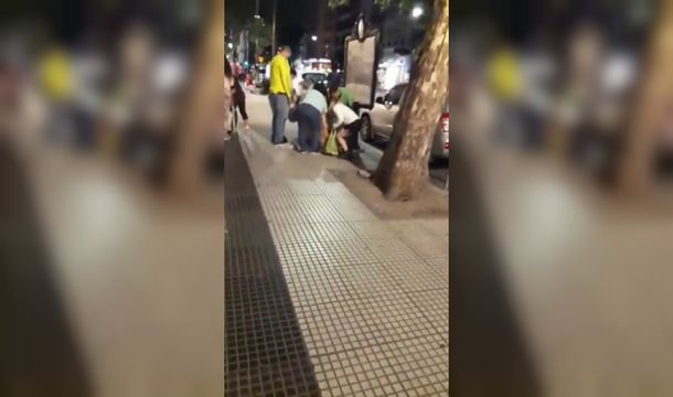 El video más duro: juntan pan viejo en la calle porque no lo pueden pagar