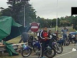 empleados de cresta roja mantienen el acampe en la autopista riccheri empleados de cresta roja mantienen el acampe en la autopista riccheri