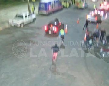 VIDEO: No quiso frenar en un control de tránsito y arrastró a un agente por tres cuadras