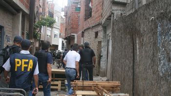 ¿crimen narco? hallan cuatro cuerpos dentro de un mercedes en la villa 1-11-14 ¿crimen narco? hallan cuatro cuerpos dentro de un mercedes en la villa 1-11-14