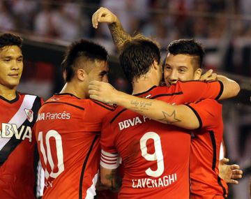 River goleó a Banfield y lidera junto a Boca