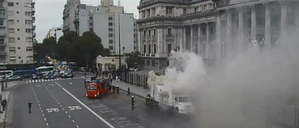 VIDEO: Así se incendió un camión frente al Congreso