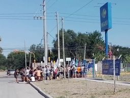 Organizaciones sociales reclamaron alimentos en supermercados del AMBA