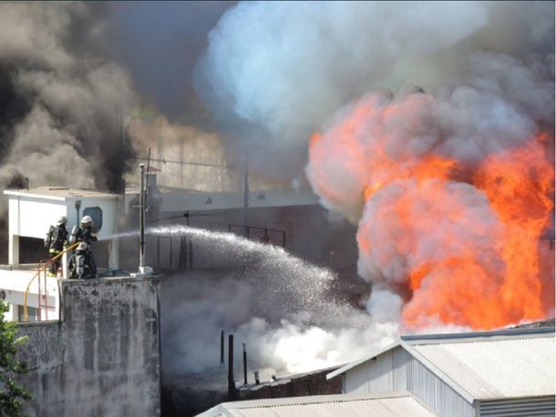 Incendio en La Boca deja 16 heridos: trabajan 8 dotaciones de bomberos