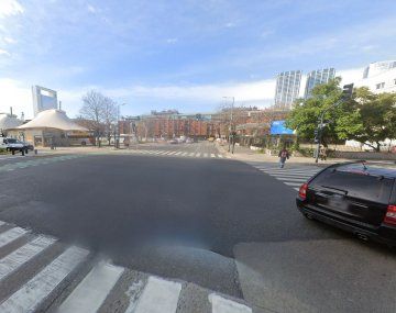 Imprudencia total de un ciclista en Puerto Madero