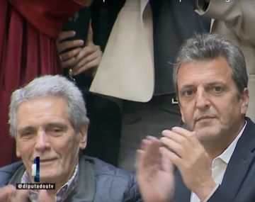 Fuerte apoyo y cánticos para Sergio Massa en Diputados