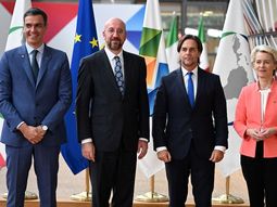 De izquierda a derecha: Pedro Sánchez (presidente de España), Charles Michel (presidente del Consejo Europeo), Luis Lacalle Pou (presidente de Uruguay) y Ursula Von der Leyen (presidenta de la Comisión Europea). De izquierda a derecha: Pedro Sánchez (presidente de España), Charles Michel (presidente del Consejo Europeo), Luis Lacalle Pou (presidente de Uruguay) y Ursula Von der Leyen (presidenta de la Comisión Europea).