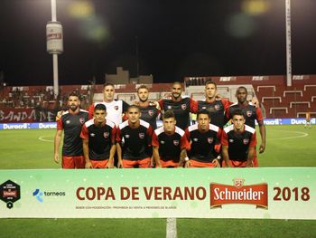 Newells con camiseta de entrenamiento
