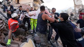 milagro en italia: socorristas logran sacar gente viva entre los escombros milagro en italia: socorristas logran sacar gente viva entre los escombros