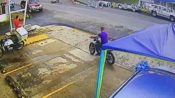 El motociclista se escapó después de impactar contra el hombre