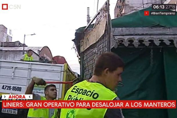 Así trabaja el personal de la Ciudad para desalojar a los manteros