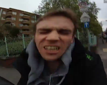 Un hombre empujó a una ciclista