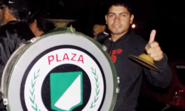 Bombos, cánticos y banderas: el particular velatorio de un barra de Mandiyú