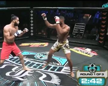 Escalofriante lesión en la MMA: se fracturó la pierna dándole una patada a su rival