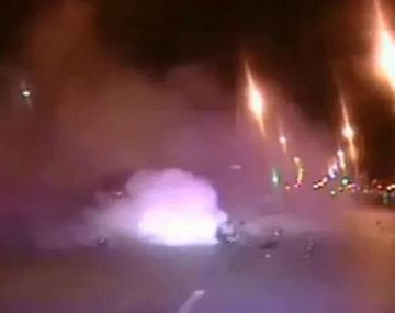 Video: Un auto explotó tras impactar con una casa en plena persecución policial