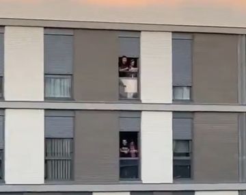 Los españoles juegan bingo por las ventanas durante la cuarentena