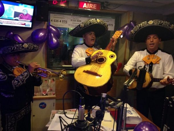 Catherine Fulop festejó su cumpleaños en Vale 97.5 con mariachis y torta