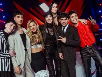 Lali y su team dieron inicio a La Voz cantando Plástico: el video