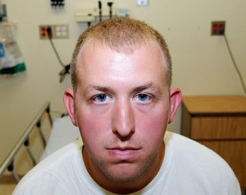 El policía que asesinó a un joven negro en Ferguson renunció a su cargo