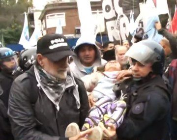Una manifestante convulsionó en la marcha piquetera a Olivos