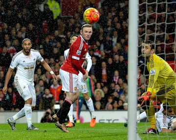 El golazo de taco de Rooney que le da aire a Van Gaal