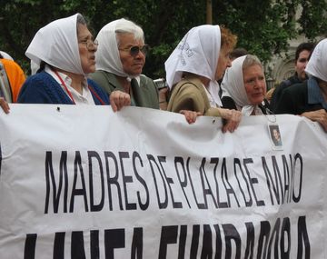 Diputados busca convertir en símbolo nacional al pañuelo de las Madres de Plaza de Mayo
