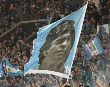 Muy emotivo: hinchas de Nápoli celebraron el cumpleaños de Diego