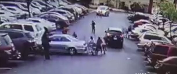 Choca a varias personas y escapa del lugar