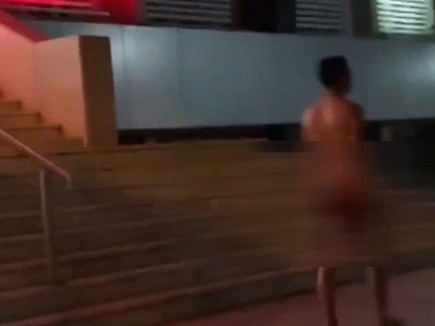 Santiago del Estero: un hombre caminó desnudo por Tribunales y se hizo viral