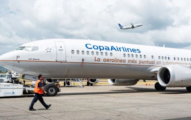 Escándalo en el avión: la insólita frase que le habría dicho el hombre a su esposa cuando era detenido