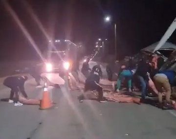 San Luis: volcó un camión de carne y la gente lo saqueó