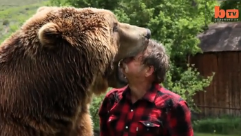 un entrenador arriesgo su vida jugando con un oso un entrenador arriesgo su vida jugando con un oso