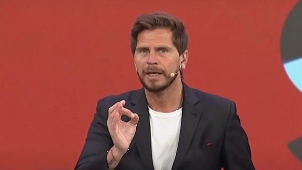 El blooper del Pollo Vignolo sobre las copas de Independiente y Boca