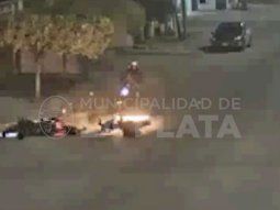 Impresionante accidente en La Plata: corrían una picada, chocaron y la moto se les prendió fuego