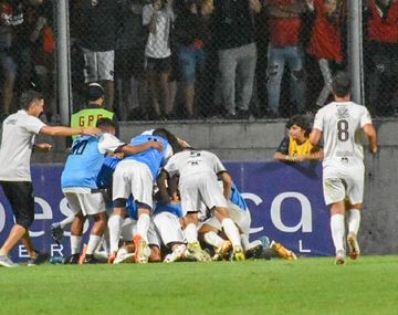 Otro batacazo: Claypole le ganó al Newells de Heinze