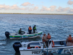 rastrillaje contrarreloj en el rio parana para hallar a dos peones desaparecidos rastrillaje contrarreloj en el rio parana para hallar a dos peones desaparecidos