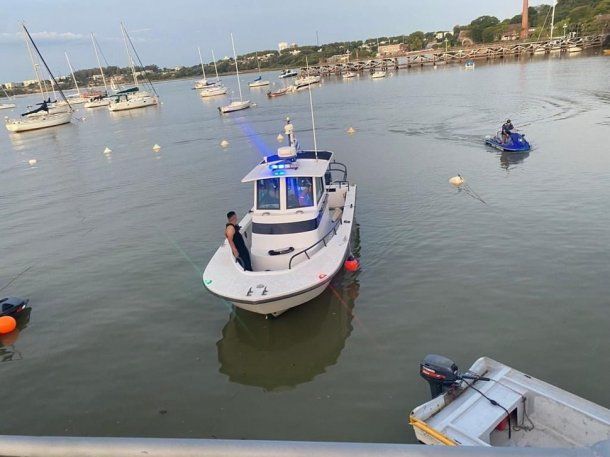 Encontraron muerto a un argentino de 80 años que se tiró de un velero en Colonia