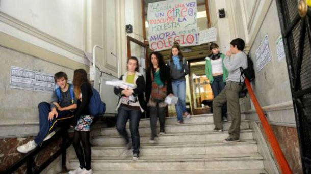 El rector del Pellegrini desmintió la eliminación del examen de ingreso