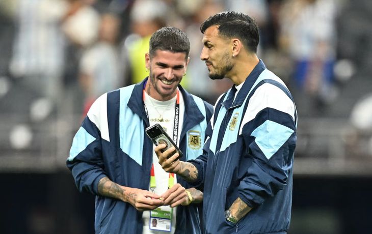 Caramelos y cábala: De Paul y Paredes repitieron su ritual antes de Argentina-Austria